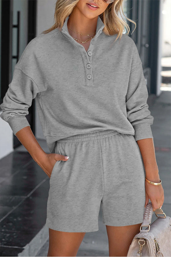 Conjunto de dos piezas de camiseta Henley de color liso y pantalones cortos de cintura alta