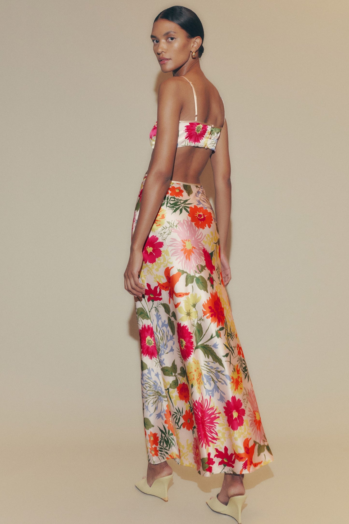 Vestido largo lencero con aberturas florales