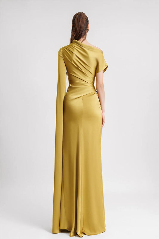 Vestido largo drapeado con escote asimétrico de satén