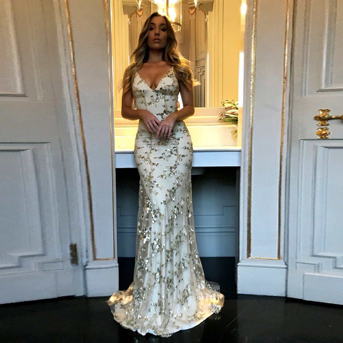 Vestido formal de novia de gasa con lentejuelas, ajustado, con cola y espalda descubierta.