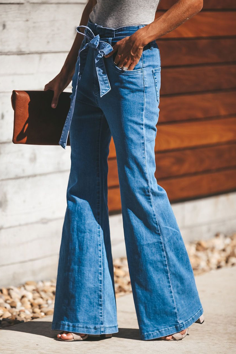 Pantalones de calle lisos con cinturón y corte de bota de color liso