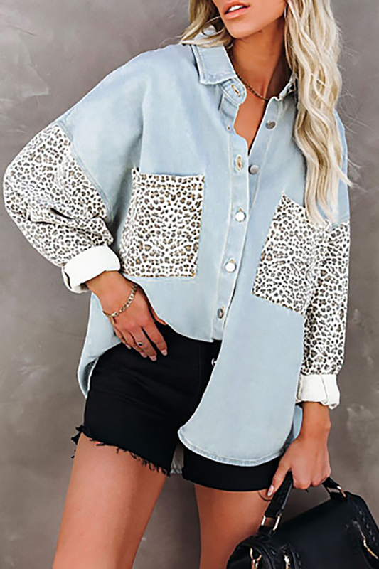Blusa informal con cuello vuelto y hebilla con abertura en la unión de leopardo
