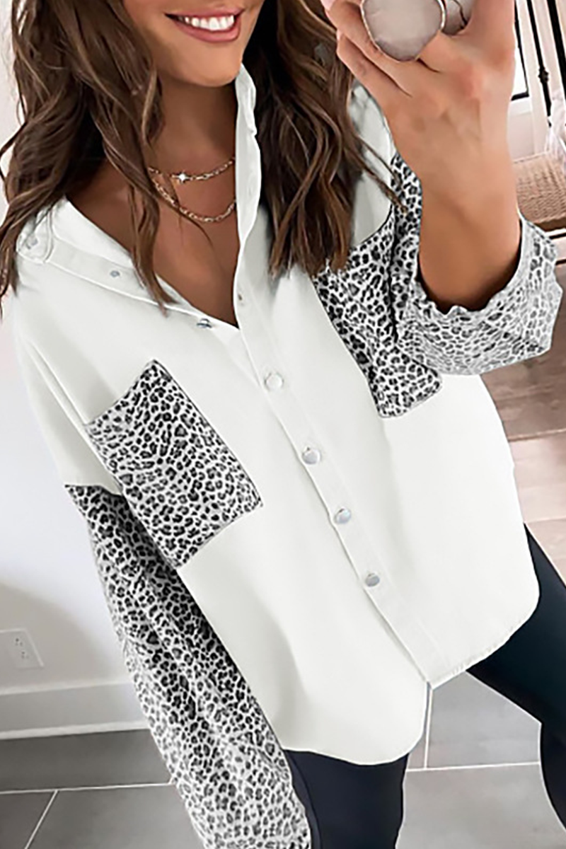 Blusa informal con cuello vuelto y hebilla con abertura en la unión de leopardo