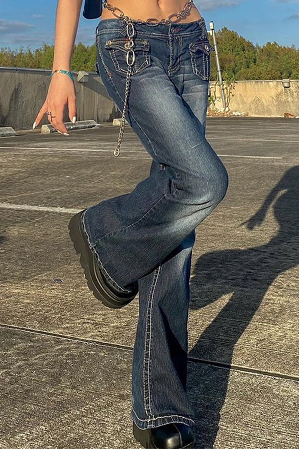 Pantalones de tiro alto con corte de bota y bolsillos de patchwork urbano