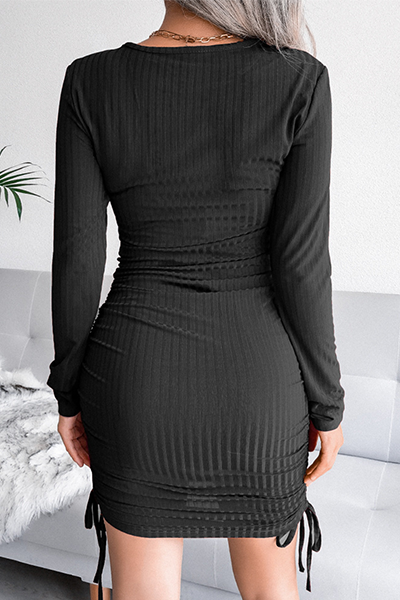 Elegante vestido de falda tubo con cuello redondo y frenillo con cordón ajustable de color sólido
