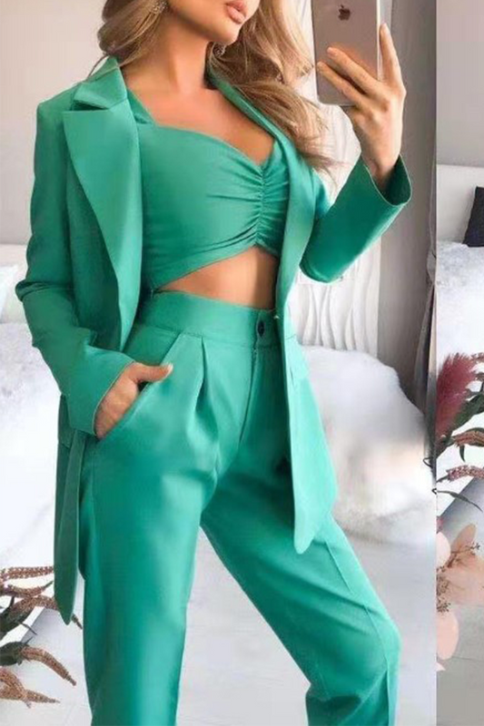 Conjunto de tres piezas de manga larga con cuello vuelto y parches sólidos a la moda