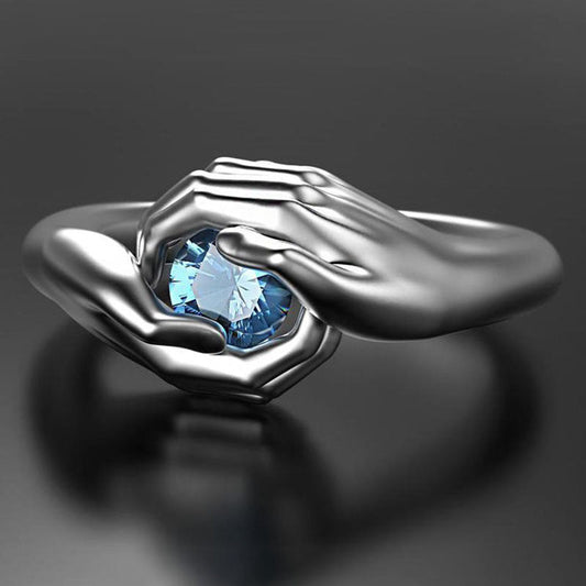 Anillo de mujer con manos abrazadas