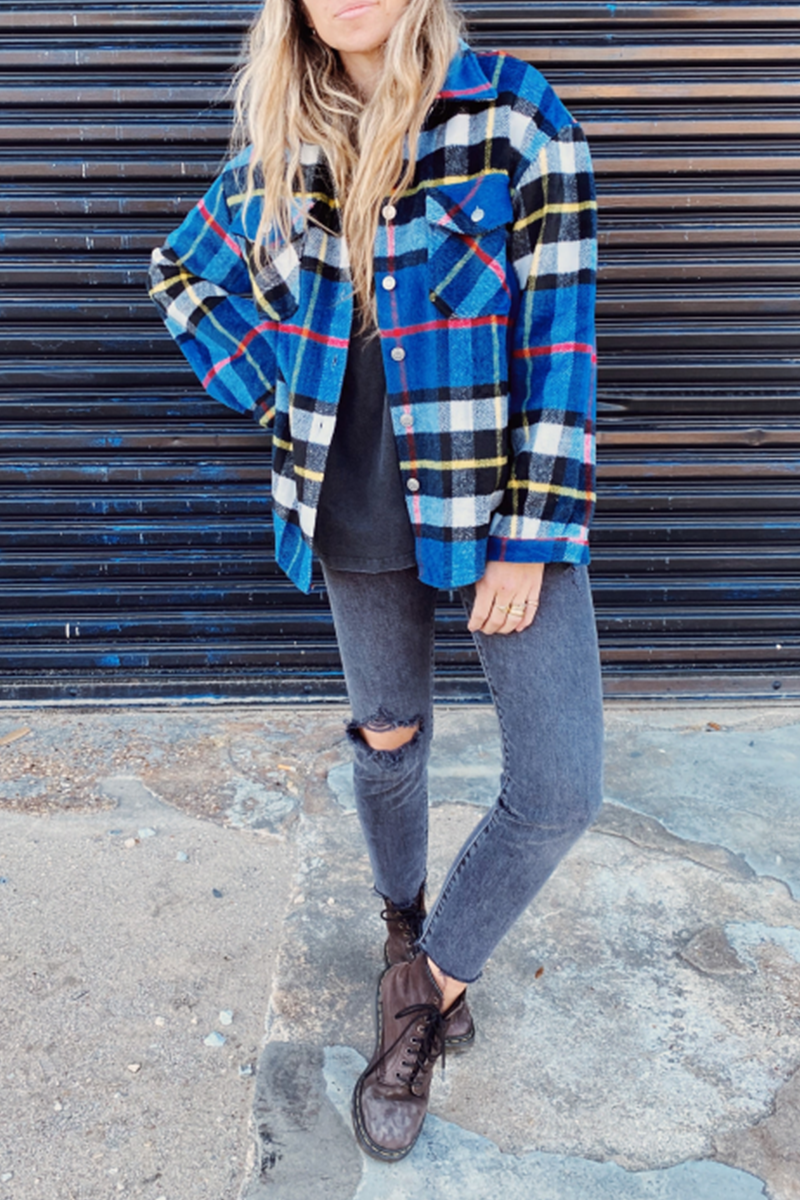 Prendas de abrigo con cuello vuelto, patchwork y cuadros a la moda