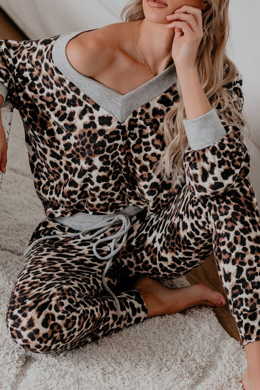Conjunto de dos piezas de manga larga con un hombro al descubierto y parches de leopardo