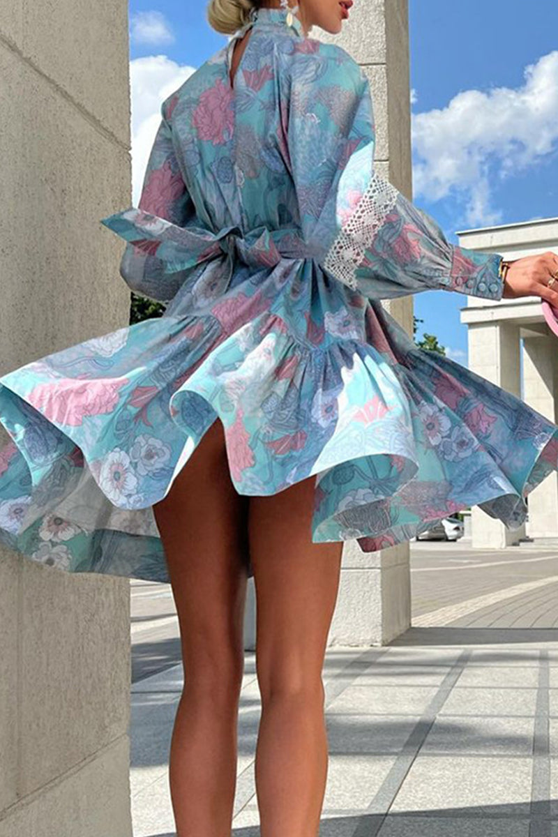 Elegantes vestidos de princesa con cuello alto y estampado universitario