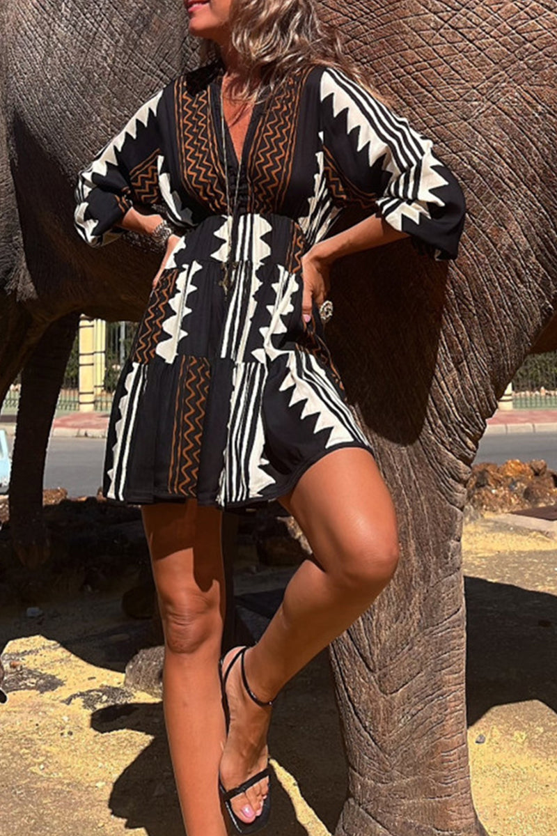 Elegante vestido universitario con estampado geométrico de patchwork y cuello en V.