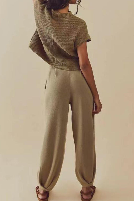 Conjunto de dos piezas informal, sencillo, liso, con bolsillos y cuello redondo