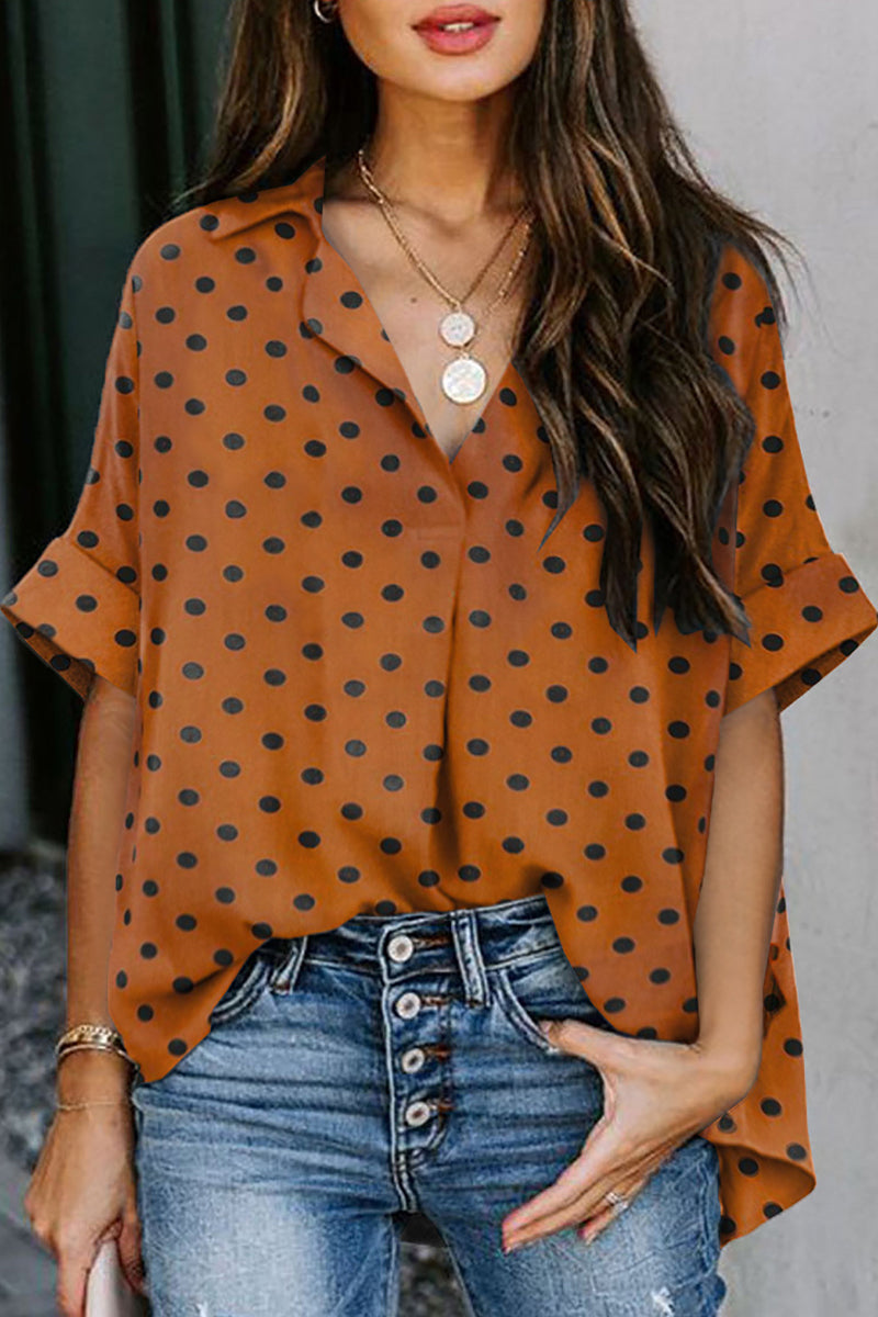Elegantes blusas de cuello en V con patchwork y estampados universitarios