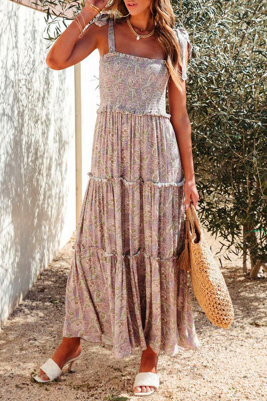 Vestido bohemio elegante con estampado floral y cuello cuadrado tipo frenillo.