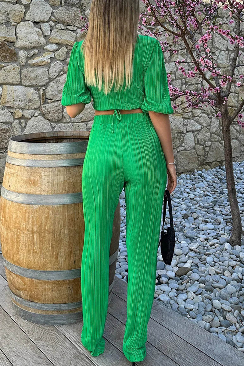 Conjunto de dos piezas informal sencillo con cuello en V, manga corta y pliegues lisos