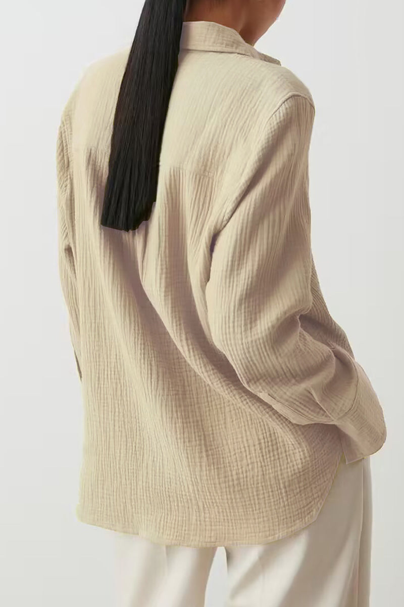 Elegantes blusas lisas con cuello vuelto