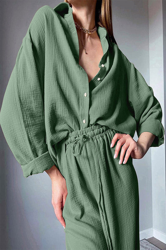 Conjunto de dos piezas informal, sencillo, liso, con cuello vuelto y manga larga