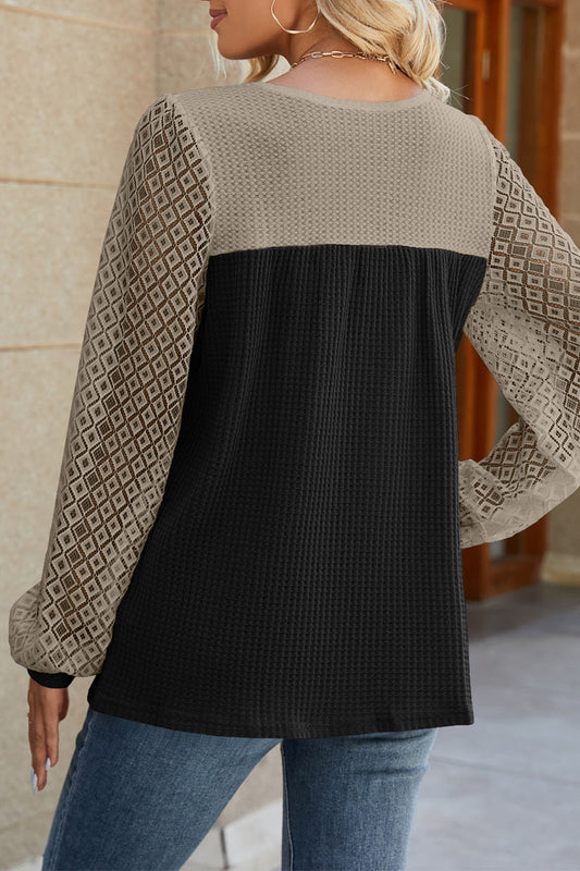 Blusa informal con cuello redondo, contraste, encaje y bloques de colores
