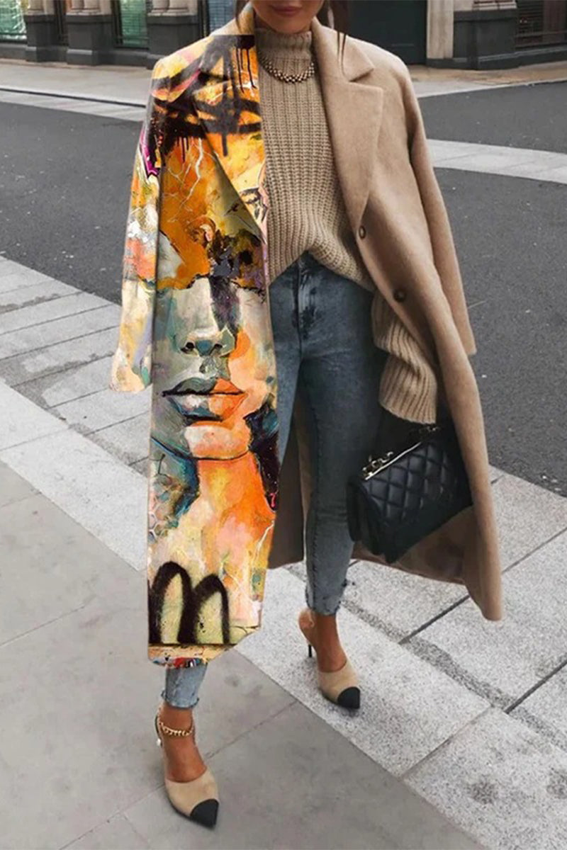 Elegante prenda exterior con cuello vuelto y estampado en contraste