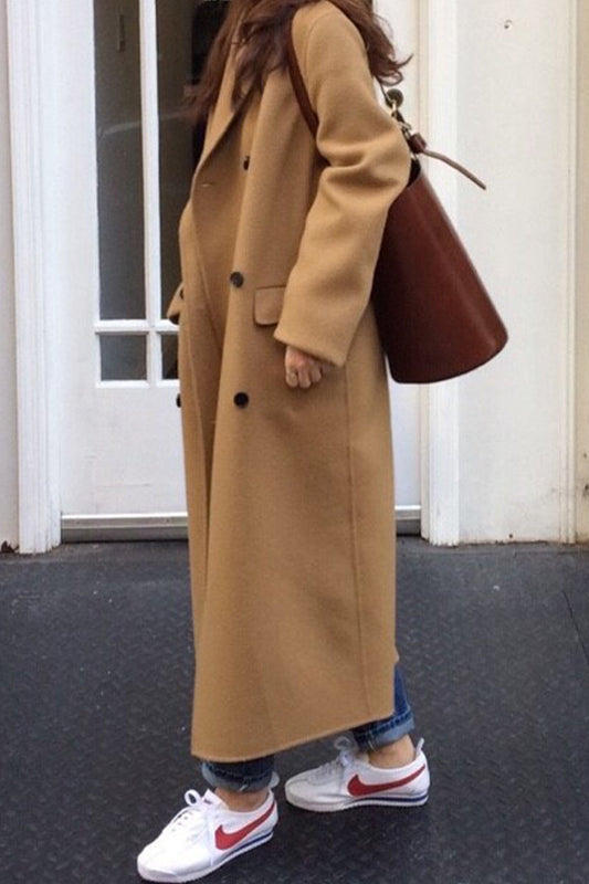 Prenda exterior elegante de estilo británico con cuello vuelto y hebilla de bolsillo sólido