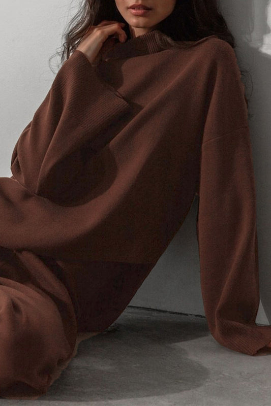 Conjunto informal de dos piezas con cuello alto asimétrico, manga larga y estampado sólido