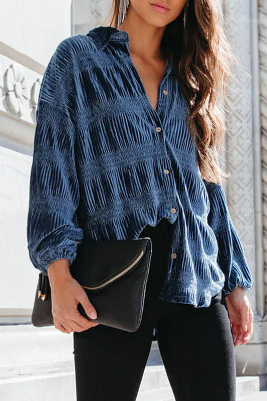 Elegante blusa lisa con cuello vuelto y pliegues