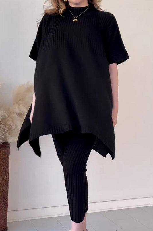Conjunto de dos piezas informal, sencillo, liso, con abertura y cuello redondo, manga corta