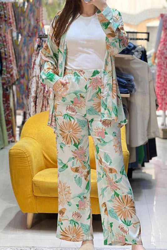 Conjunto informal de dos piezas con cuello vuelto, manga larga y botones en el bolsillo y estampado floral.