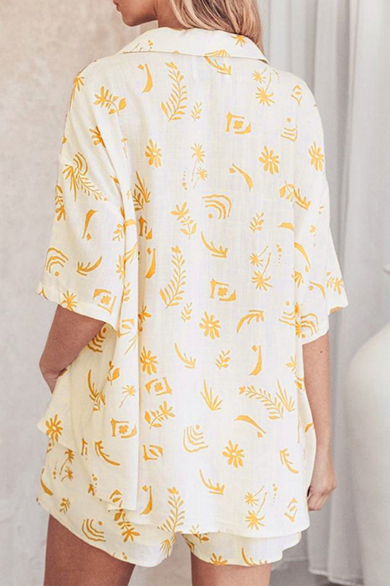 Conjunto informal de dos piezas con cuello vuelto, media manga y bolsillo floral