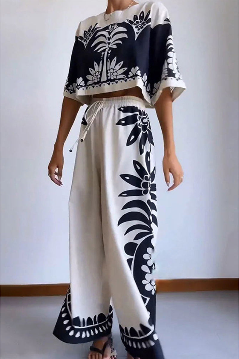 Conjunto informal de dos piezas con cuello redondo, manga corta y estampado floral