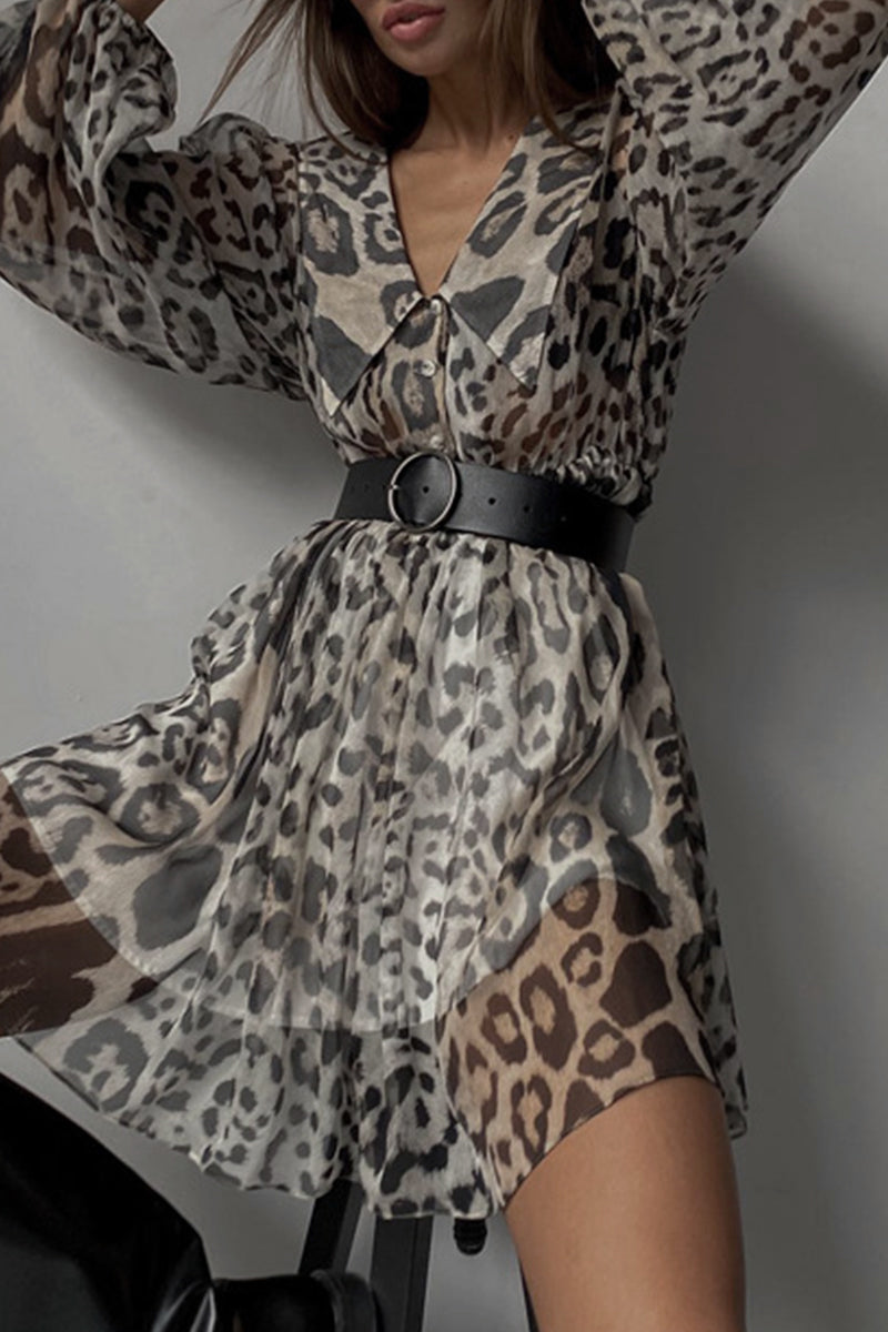 Elegante vestido vintage de corte A con cuello vuelto, retazos de leopardo y cinturón
