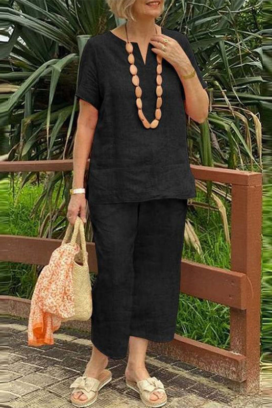 Conjunto informal sencillo de dos piezas con escote en V, manga corta y accesorios incluidos.