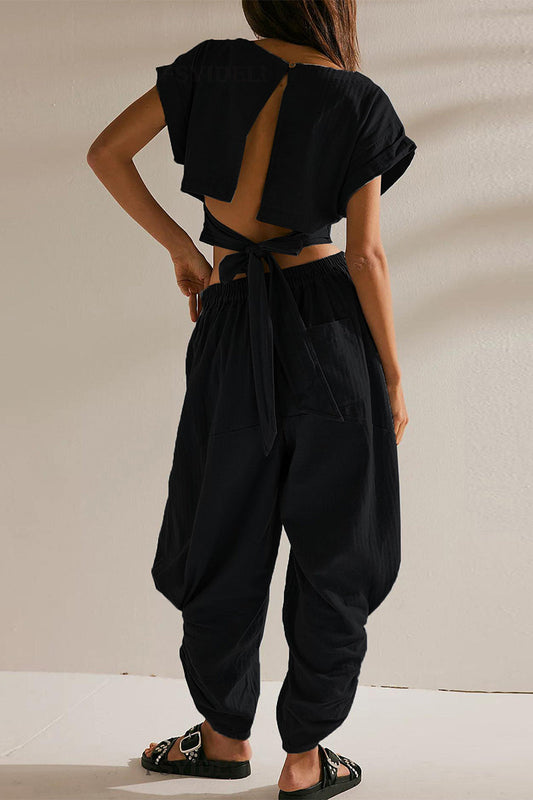 Conjunto informal de dos piezas con tirantes ahuecados, cuello redondo y manga corta