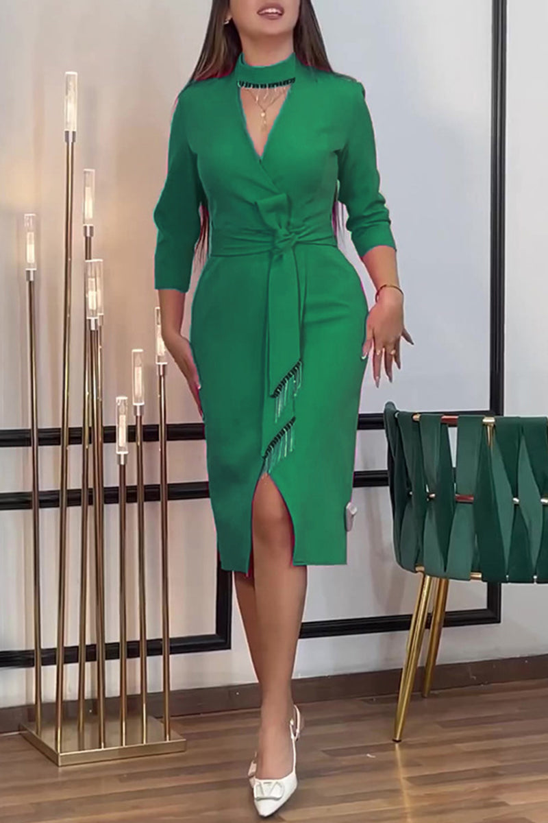 Elegante vestido irregular de cuello alto con abertura y borlas sólidas