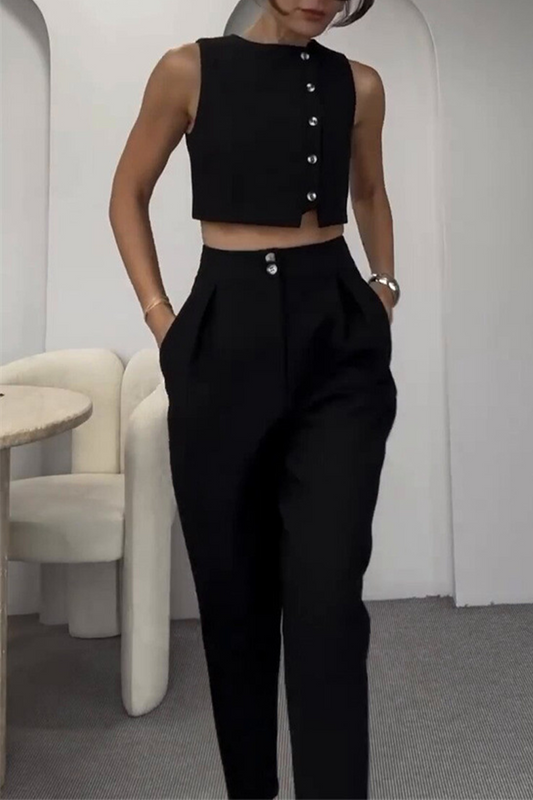 Conjunto informal de dos piezas con bolsillos, botones y cuello redondo, sin mangas