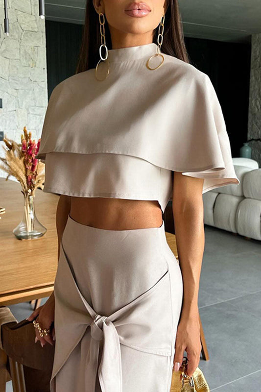 Conjunto informal de dos piezas con cuello alto, manga corta y abertura en color liso con cinturón