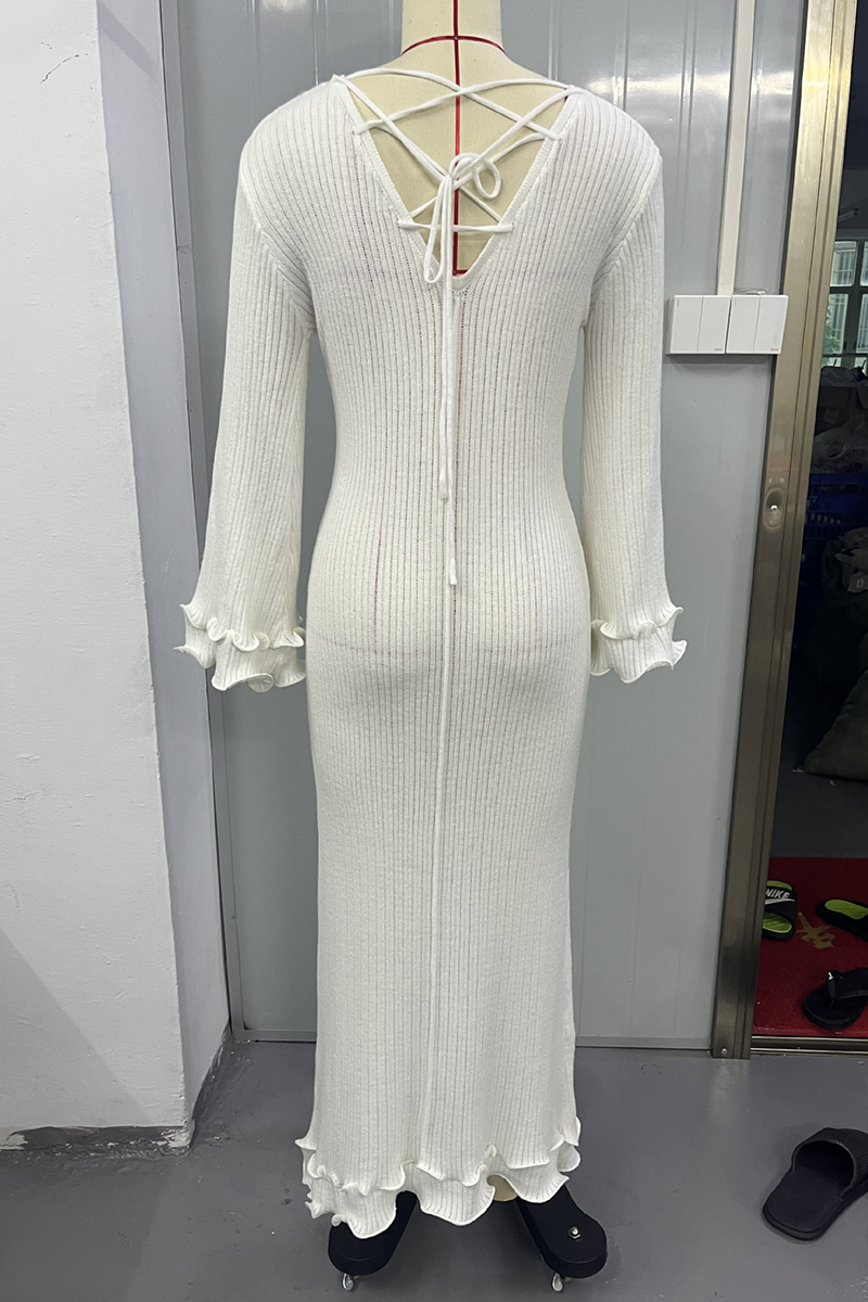 Elegante vestido de falda de un solo paso con cuello redondo, espalda descubierta y cordones en color sólido