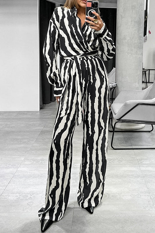 Conjunto informal de dos piezas con estampado de cebra, cordones y cuello vuelto en contraste, manga larga