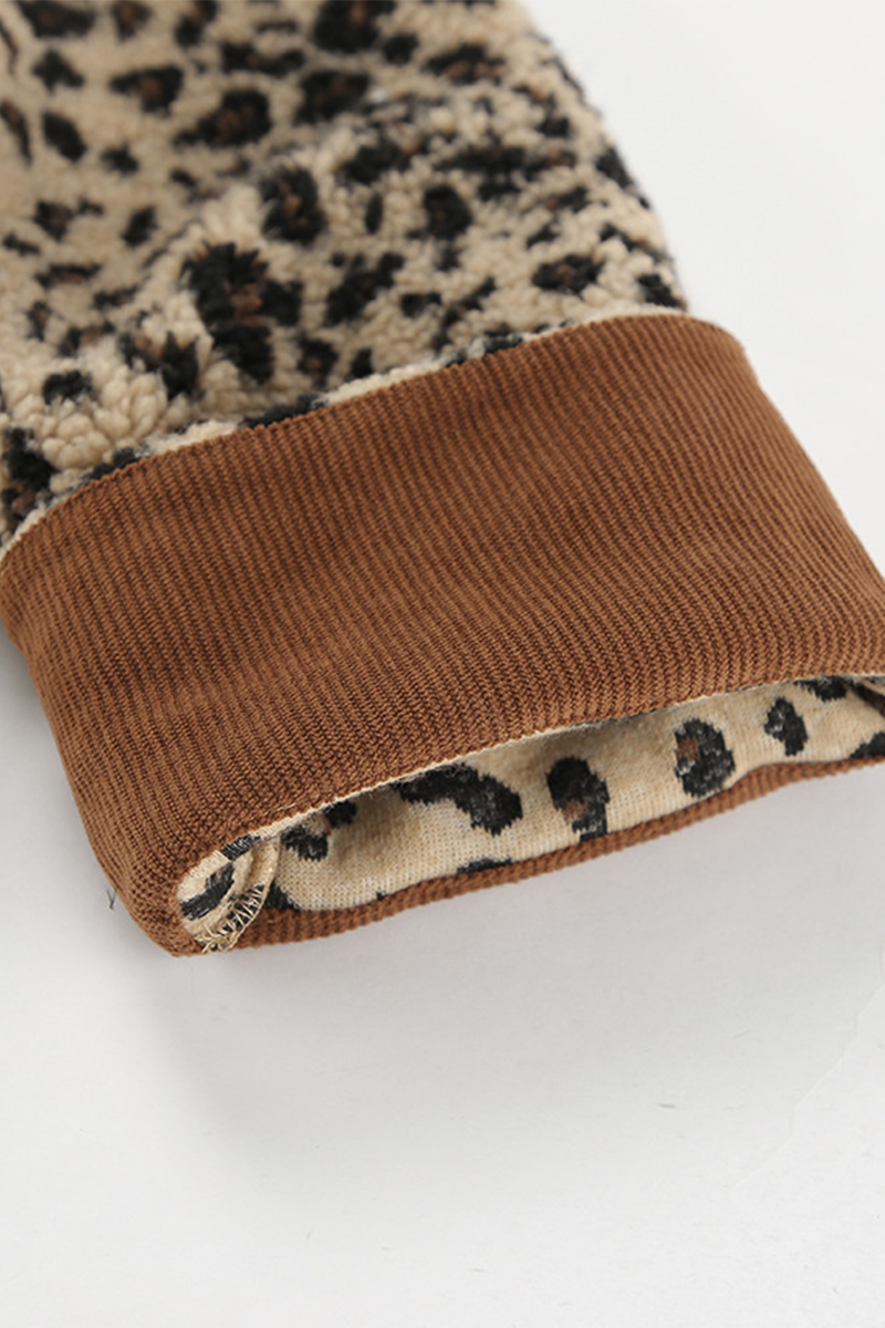 Prendas de abrigo informales con cuello redondo, botones y bolsillos de leopardo