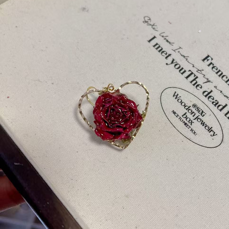 Elegantes pendientes con forma de corazón y accesorios de metal con diseño de patchwork de flores reales (cada uno es único)
