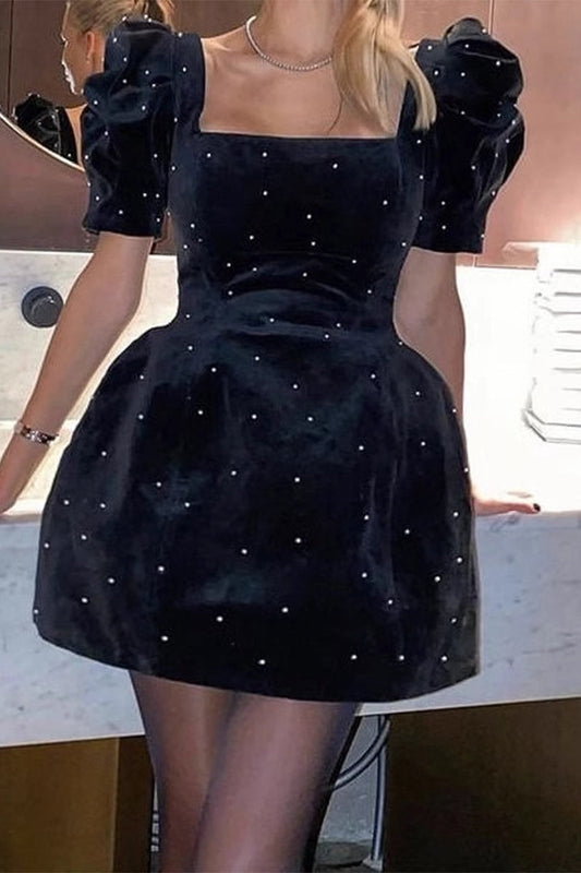 Elegante vestido princesa de manga corta con escote cuadrado y decoración de perlas