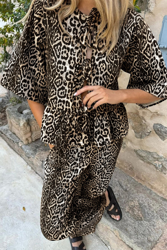 Conjunto informal de dos piezas con estampado de leopardo, encaje, cuello redondo y manga corta