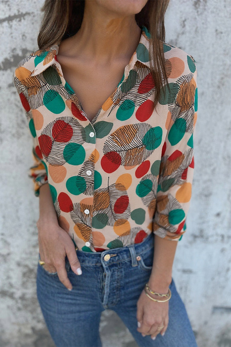 Blusa informal con cuello vuelto, botones y estampado de hojas y lunares