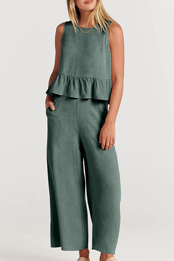 Traje casual con pantalones cortos y pierna ancha con chaleco plisado sin mangas