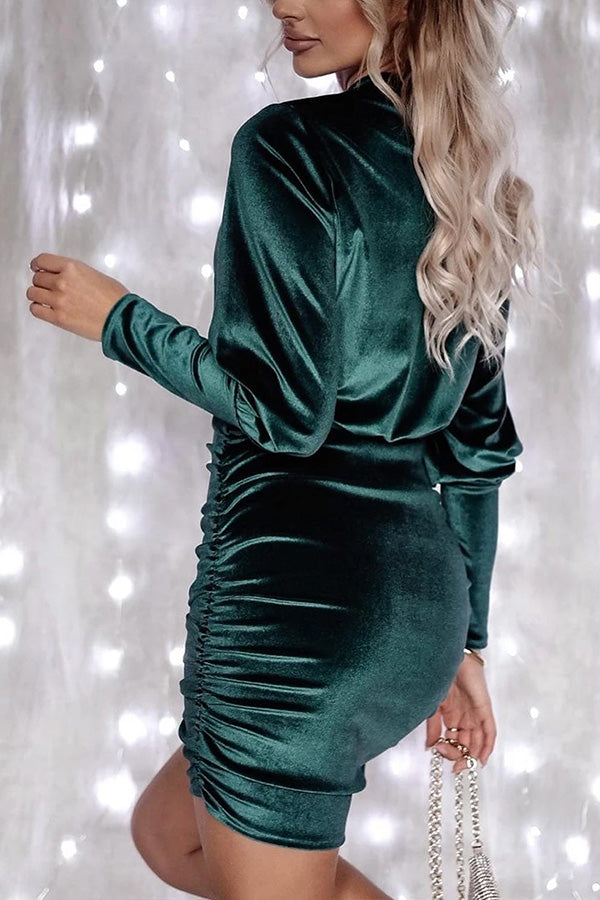 Vestido ajustado fruncido con mangas abullonadas de terciopelo verde