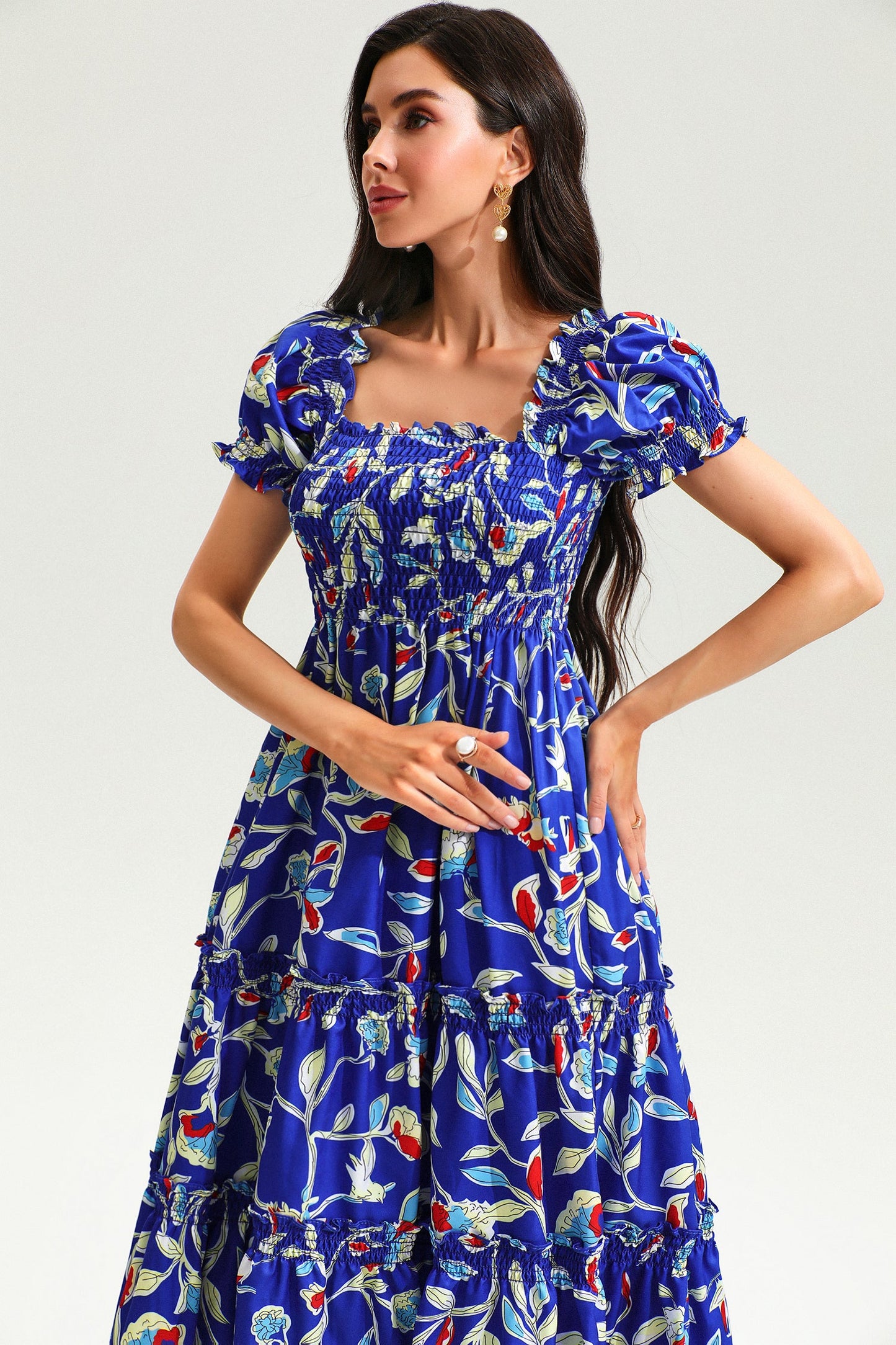 Vestido midi de manga corta con cuello cuadrado y estampado botánico