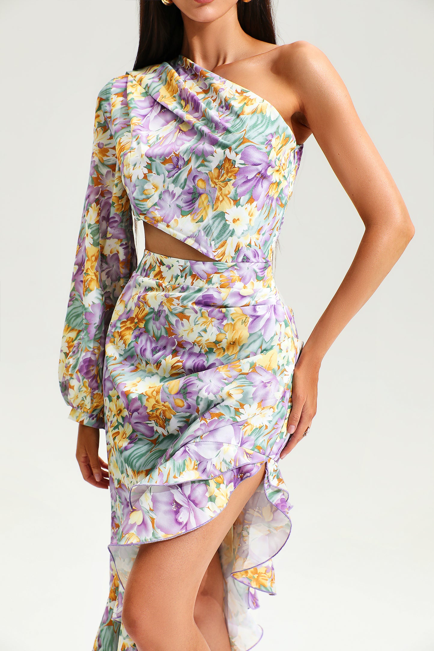 Vestido largo morado con hombros alzados, mangas largas y volantes irregulares