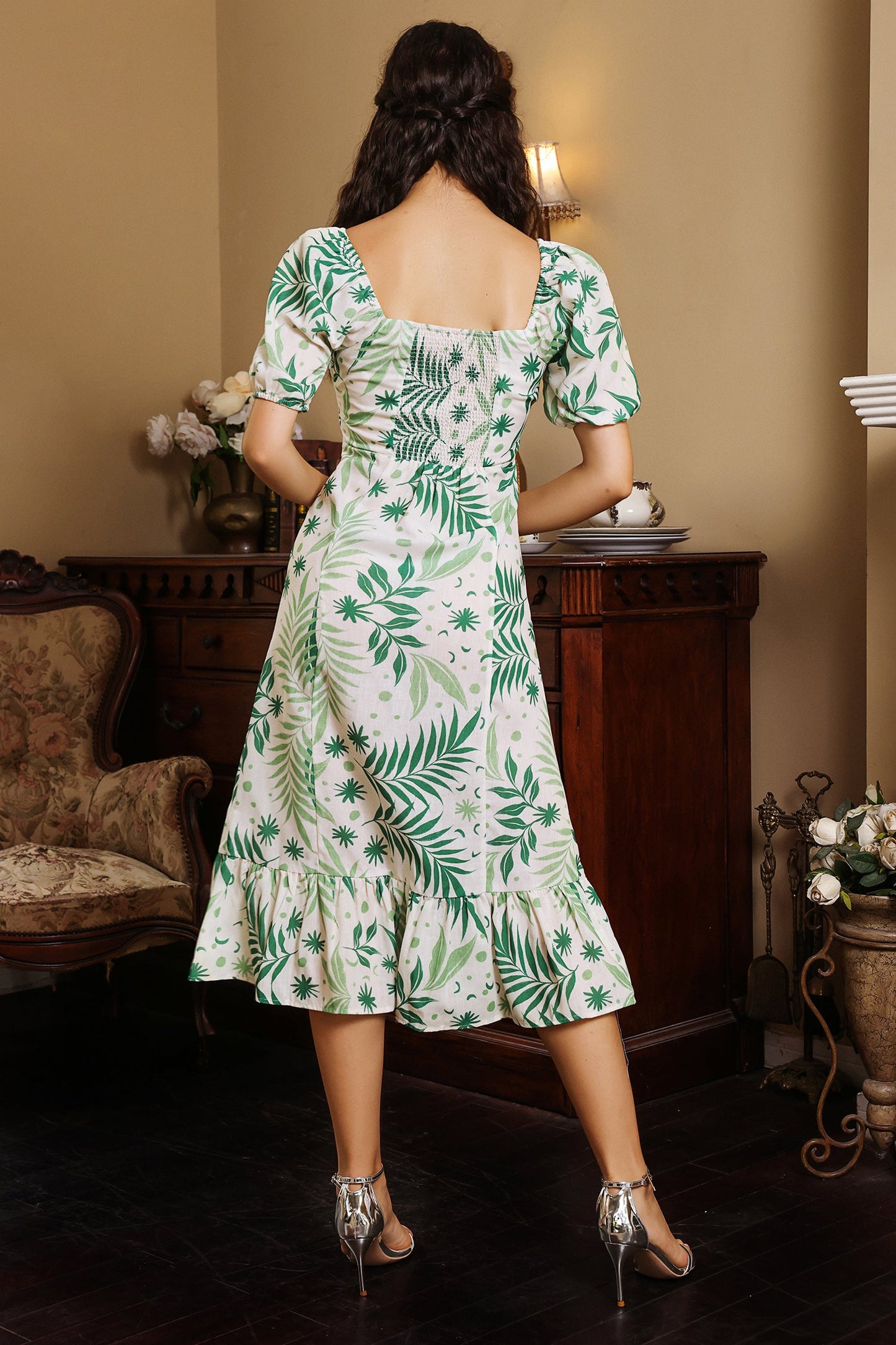 Vestido midi con cuello cuadrado, mangas abullonadas y estampado botánico