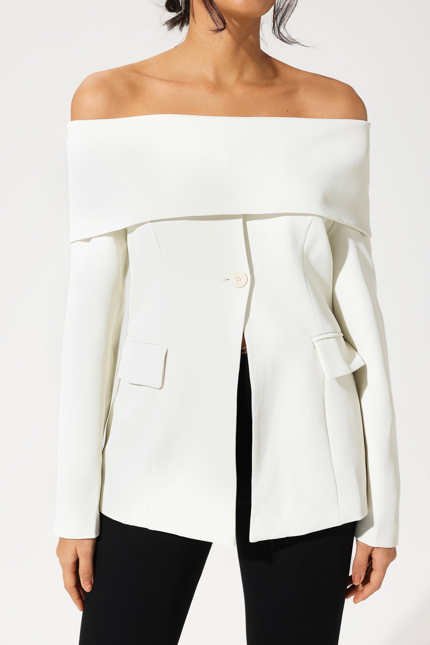 Blazer blanco con hombros descubiertos