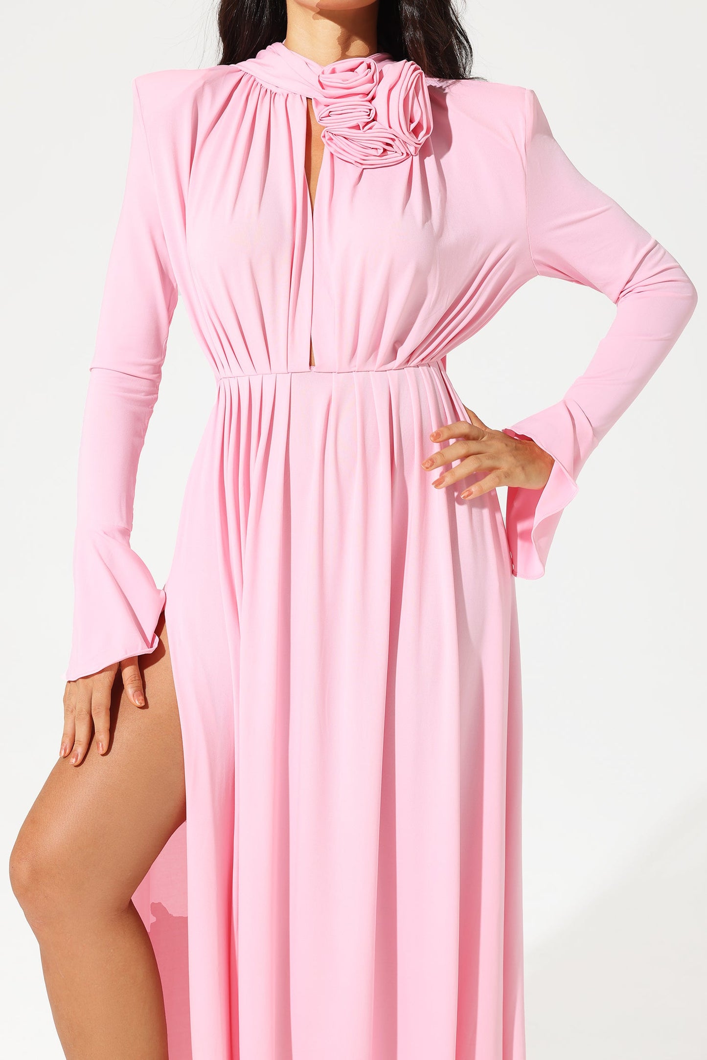 Vestido midi con abertura y cuello alto con mangas farol, flores, color rosa